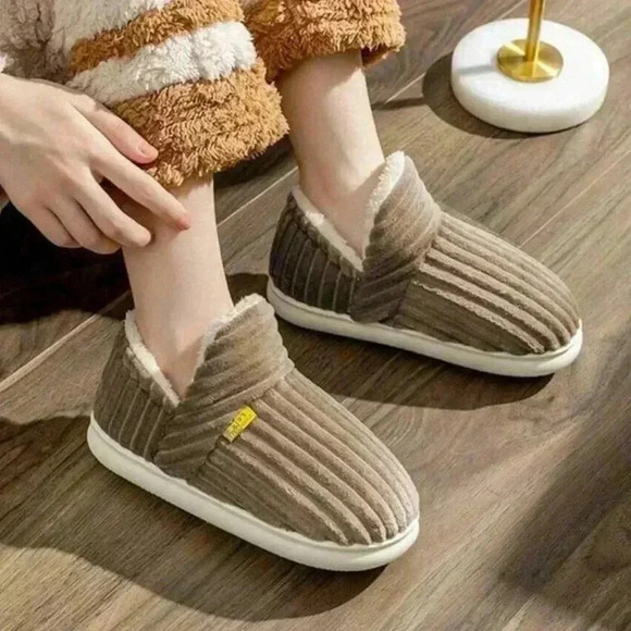 Letter Label Decor Fuzzy Slipper Boots size 5-7 new - Picture 1 of 9